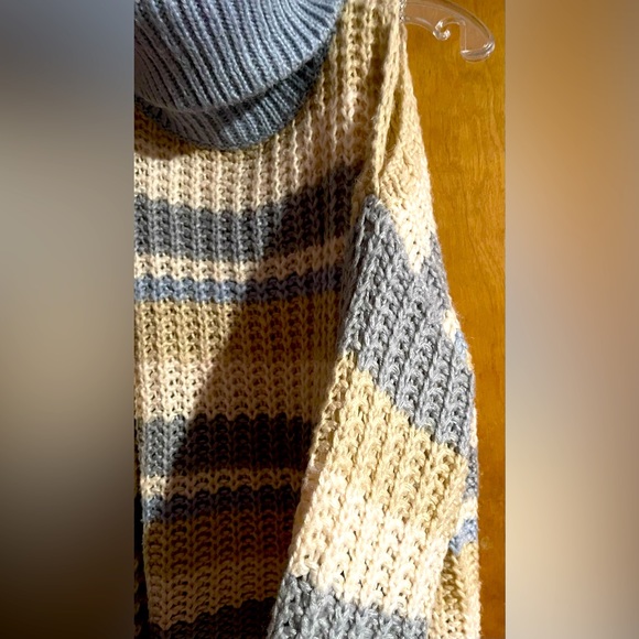 ❤️Sweater Shoulder less🌺Like New Condition turtleneck❤️ - Picture 7 of 13